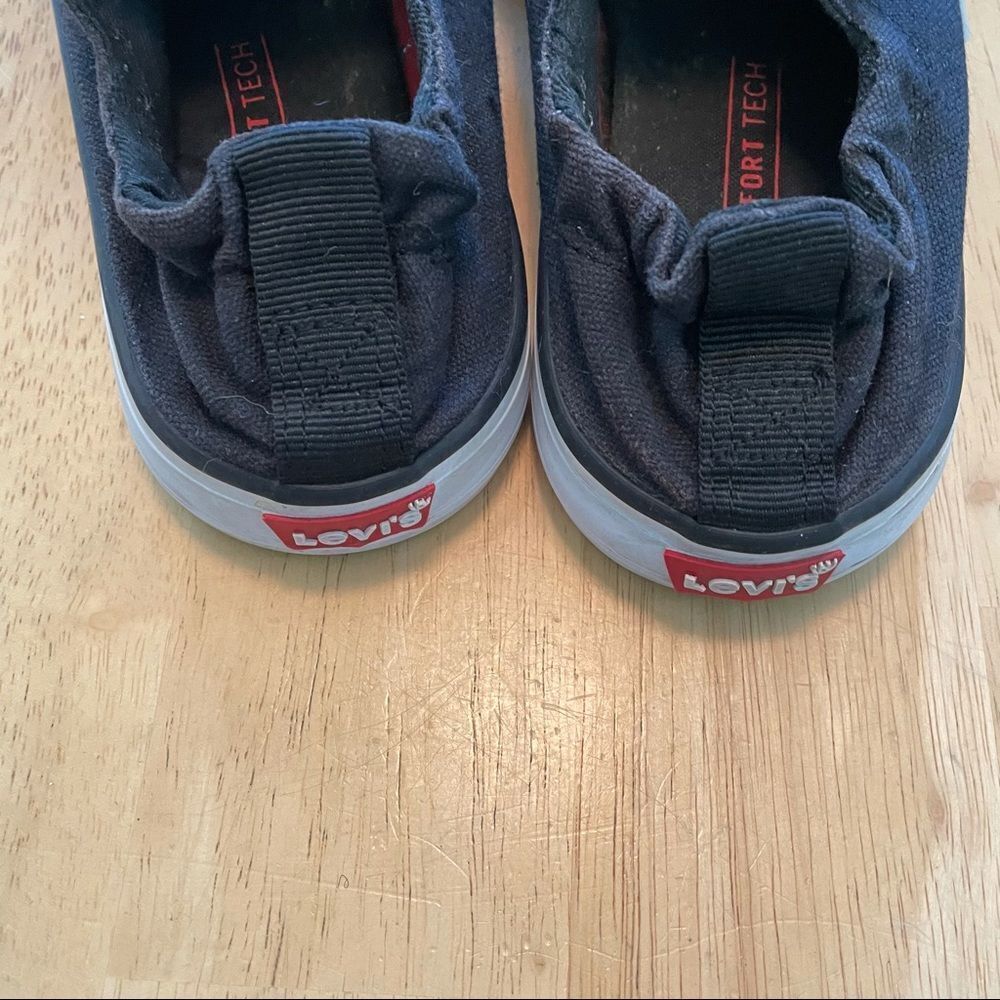 Women’s Levi’s Chucks shoes size 7.5 black sneakers - Picture 2 of 4